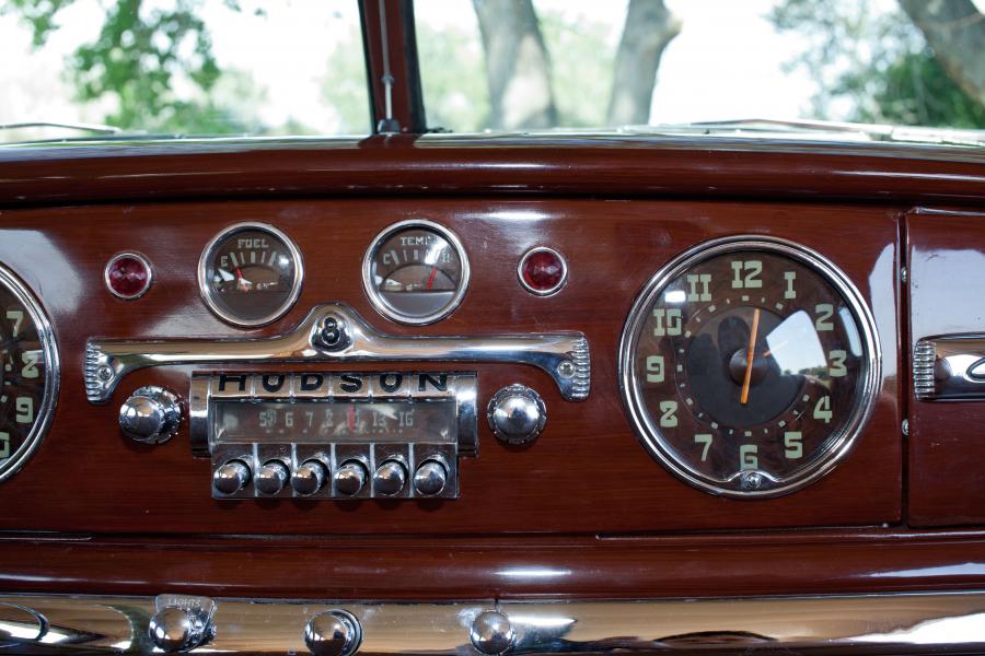 Панель приборов Hudson Commodore Station Wagon 1948 года  (фото 9 из 21)